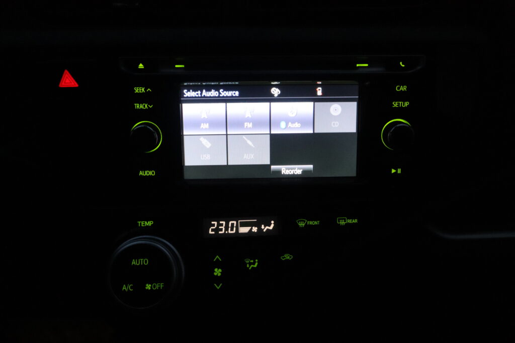 Toyota_Prius_C_Infotainment_Night