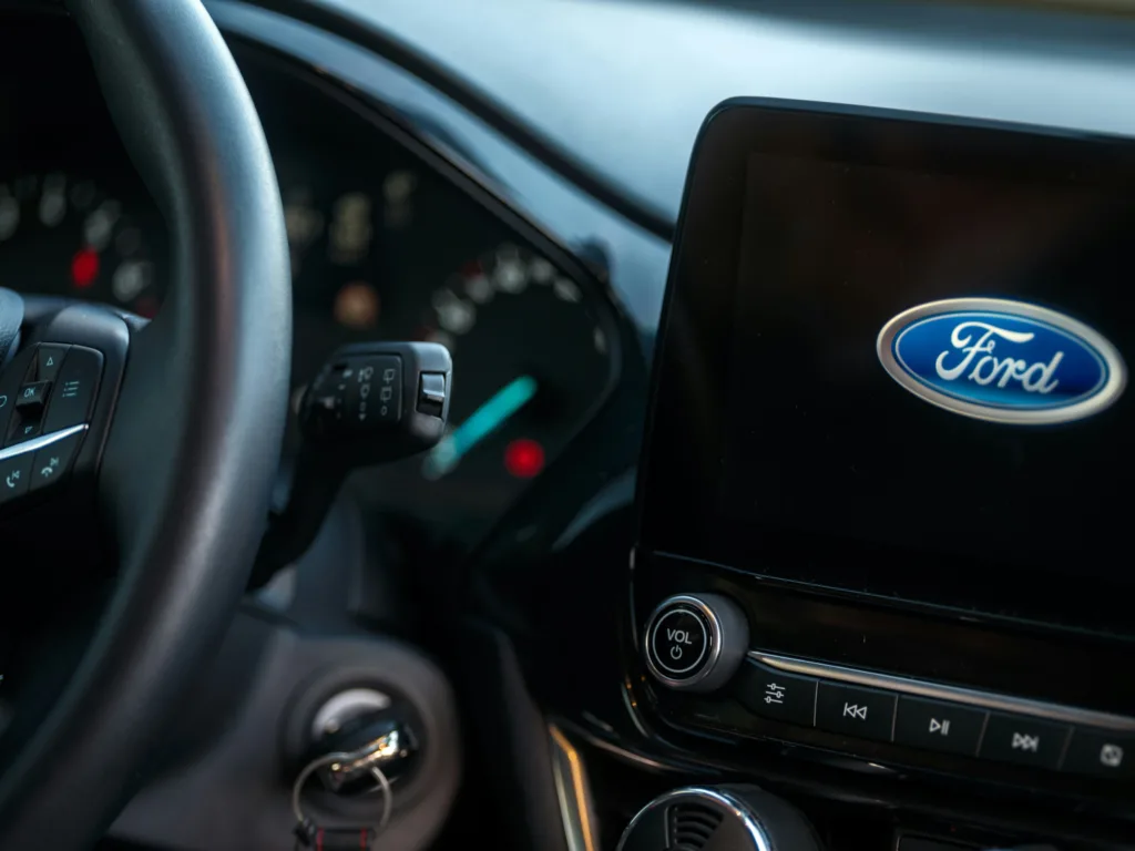 A close up of a steering wheel of a car