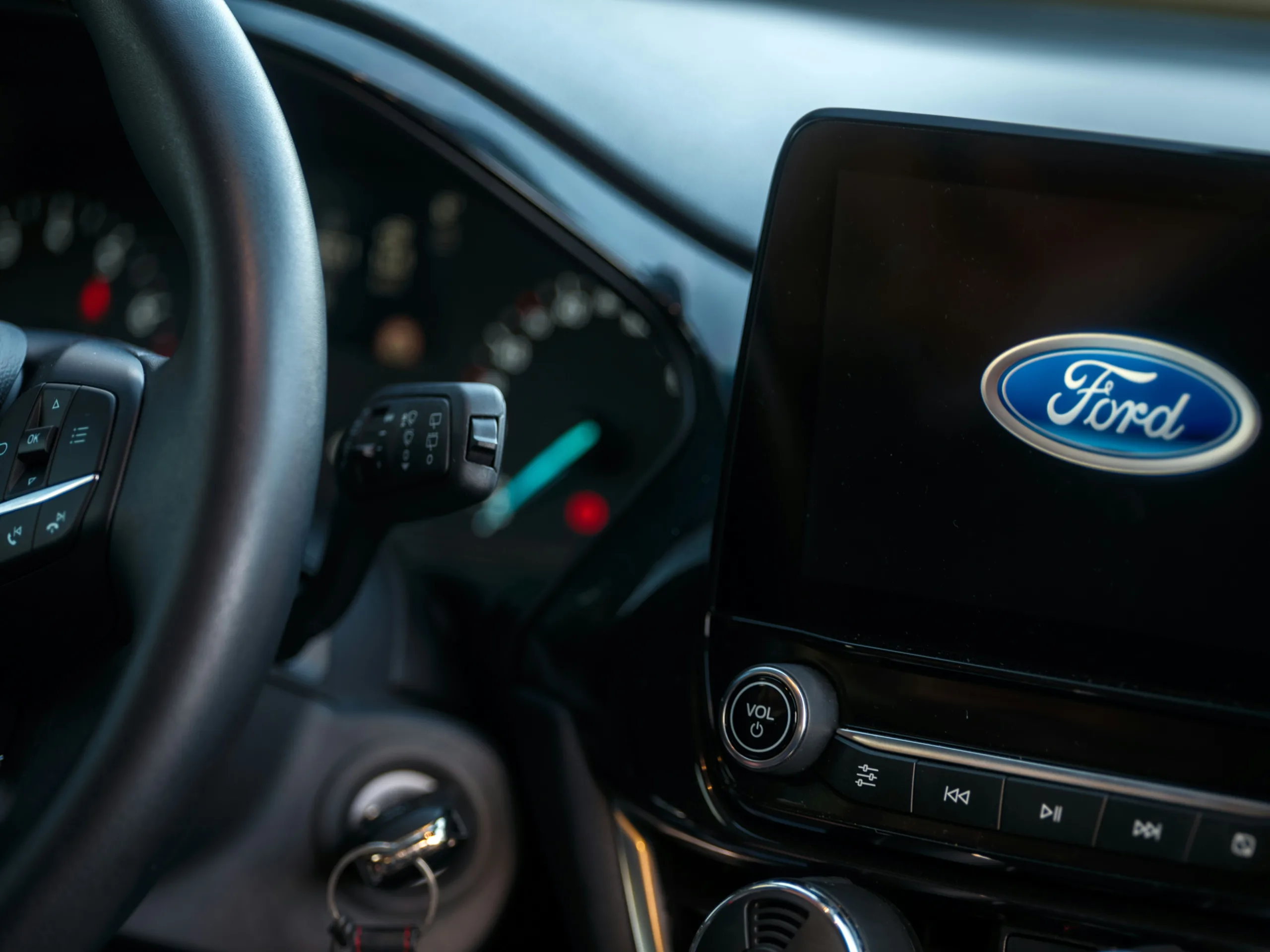 A close up of a steering wheel of a car